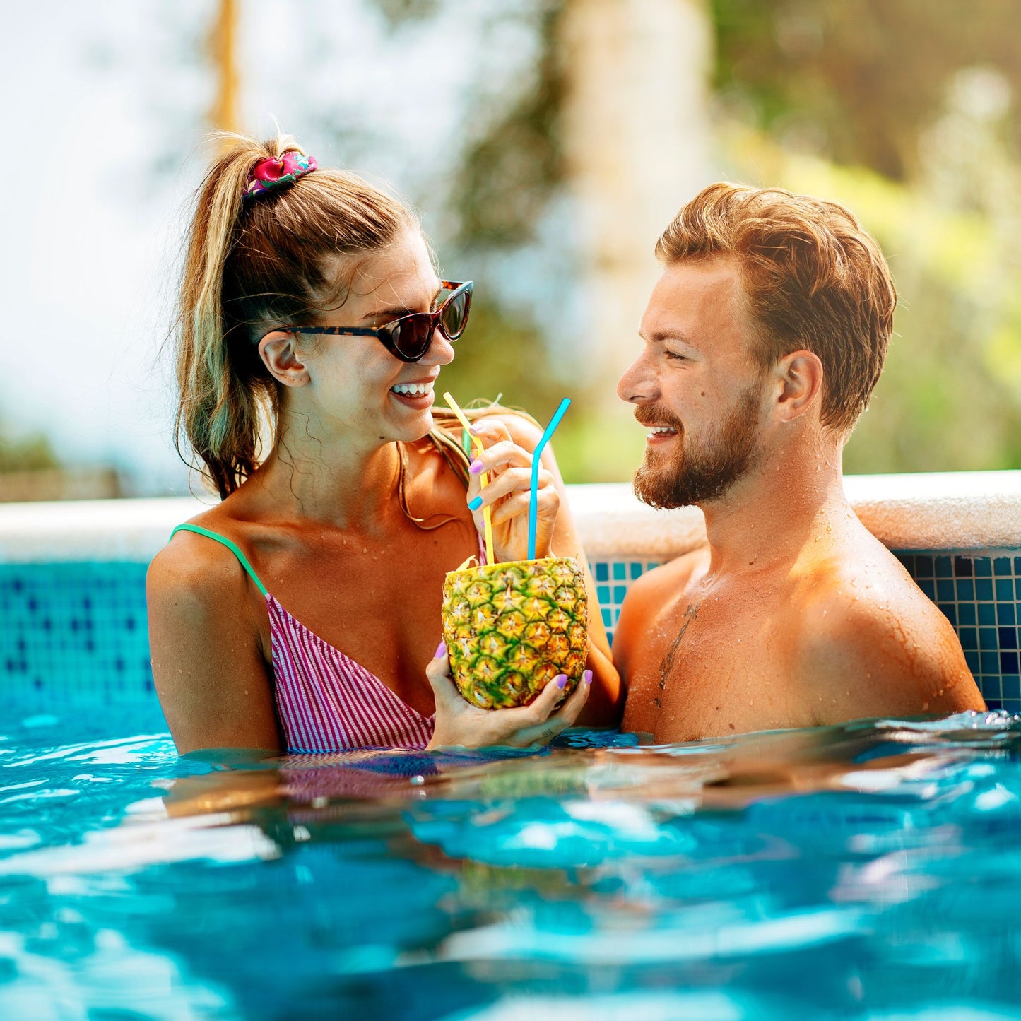 Day-stay package for 2 people: Deluxe room, 3-course meals, rooftop bar with a sea view & pool with a Jacuzzi