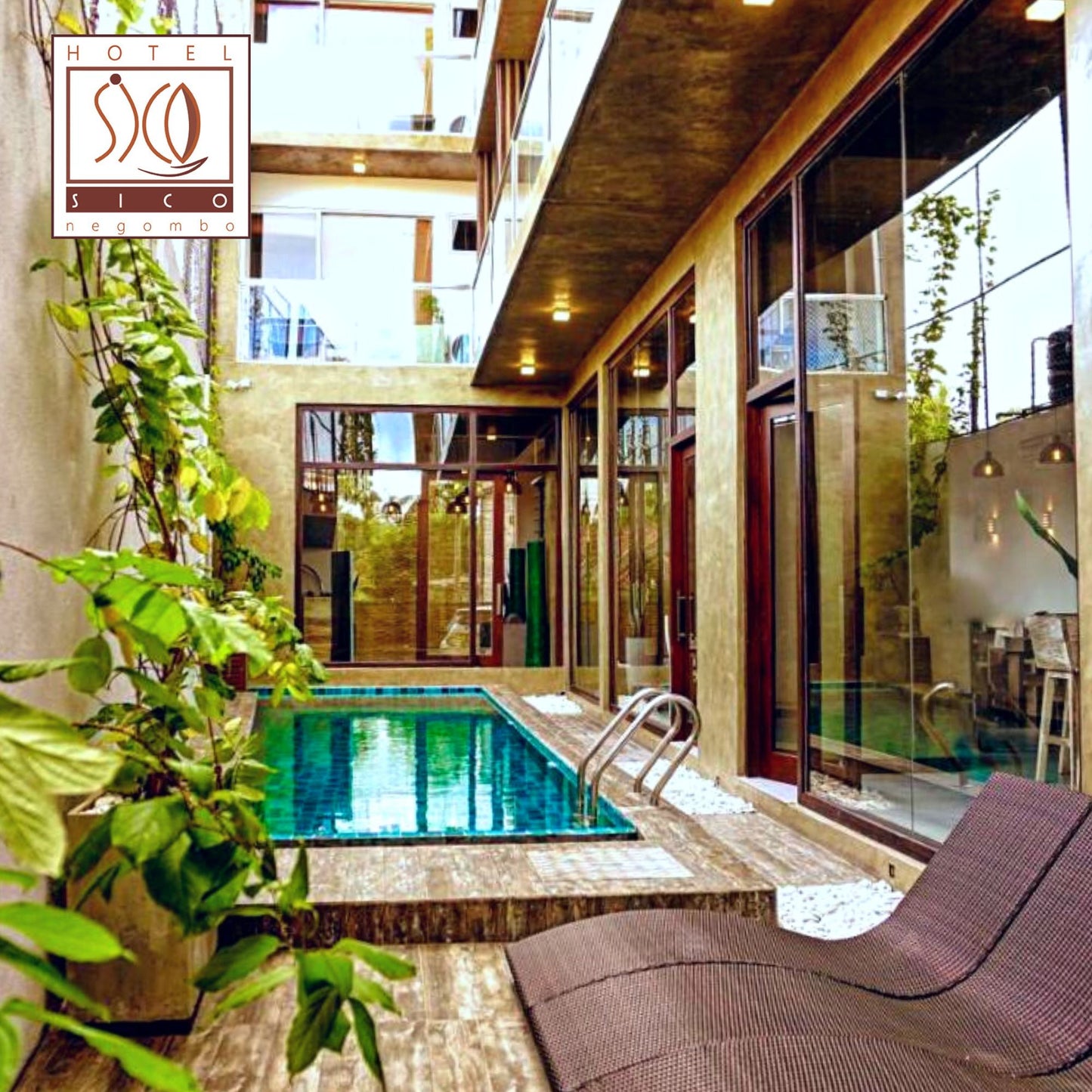Day-stay package for 2 people: Deluxe room, 3-course meals, rooftop bar with a sea view & pool with a Jacuzzi