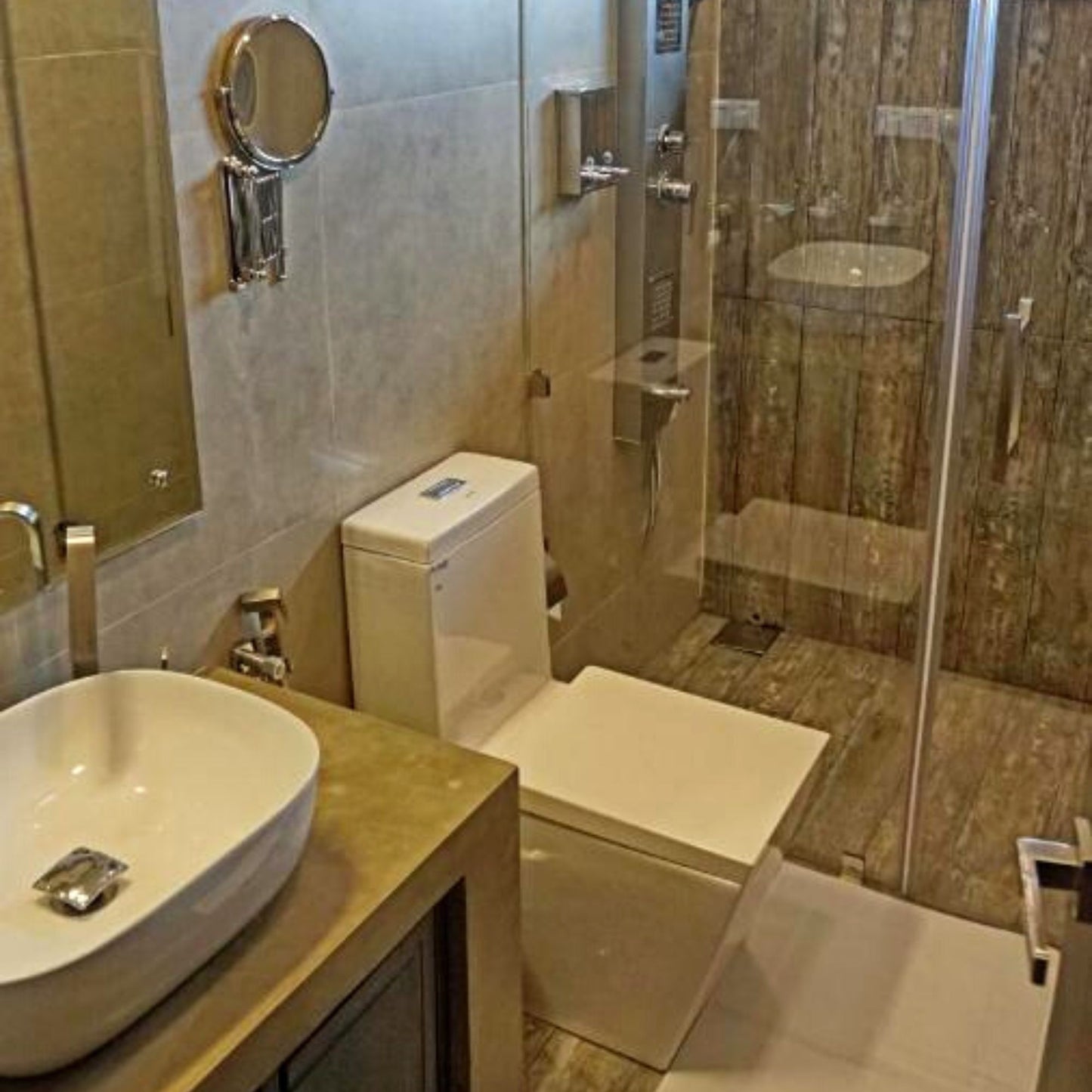 Day-stay package for 2 people: Deluxe room, 3-course meals, rooftop bar with a sea view & pool with a Jacuzzi