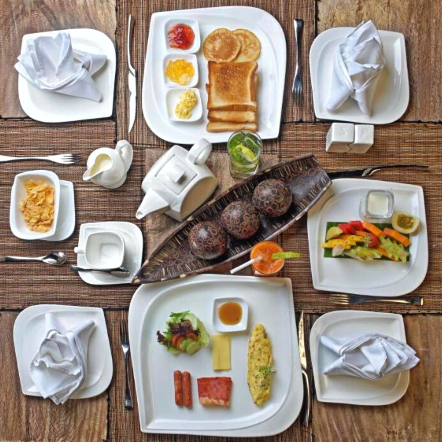 Day-stay package for 2 people: Deluxe room, 3-course meals, rooftop bar with a sea view & pool with a Jacuzzi