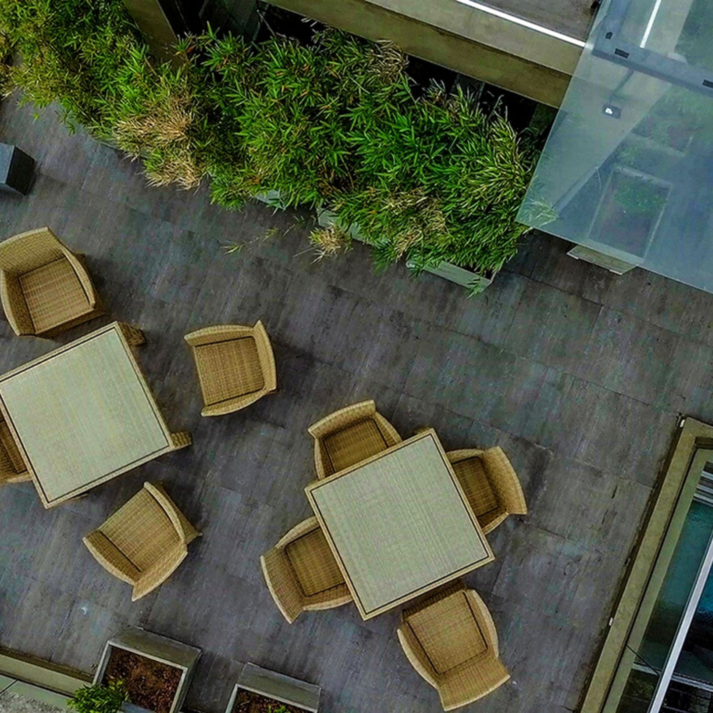 Day-stay package for 2 people: Deluxe room, 3-course meals, rooftop bar with a sea view & pool with a Jacuzzi