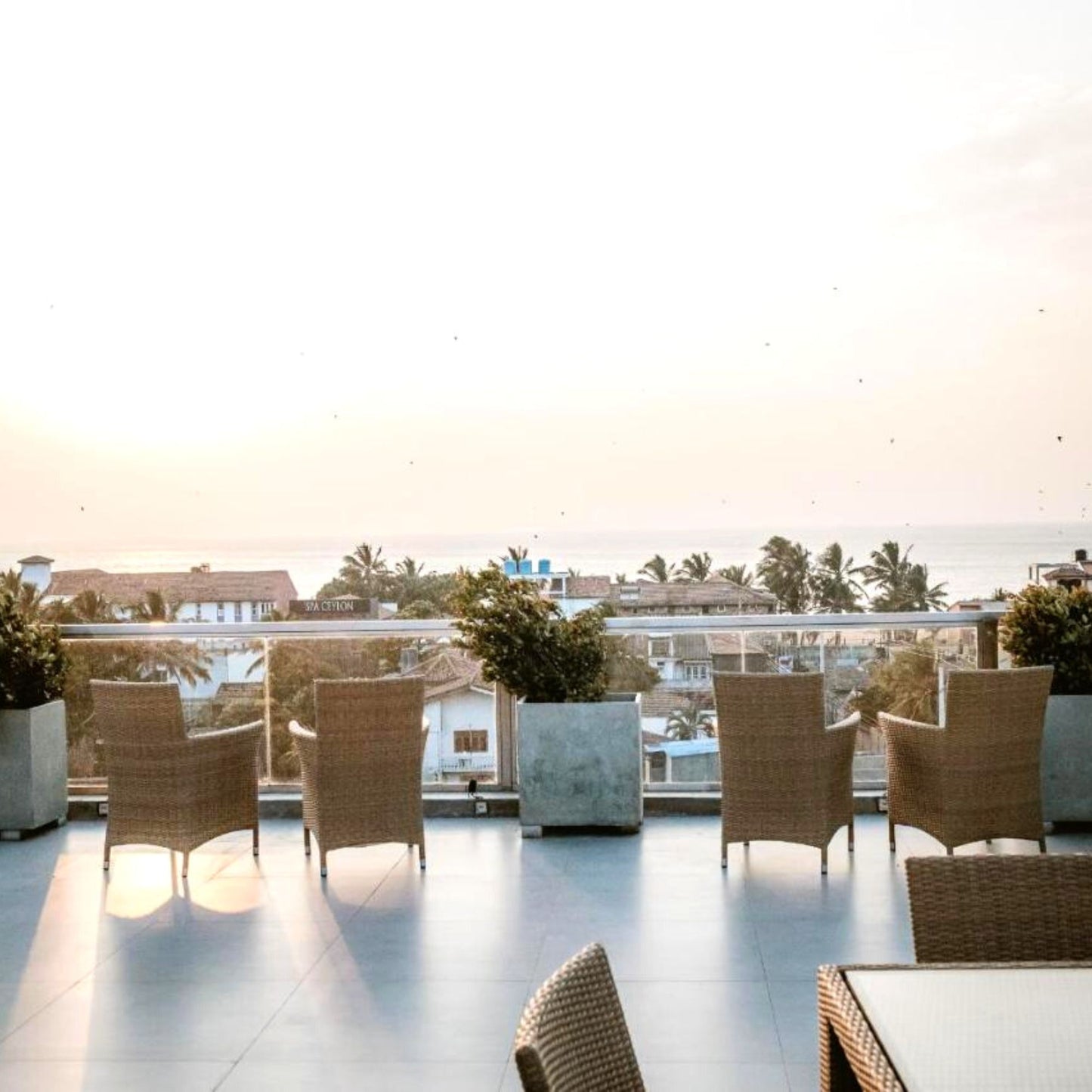 Day-stay package for 2 people: Deluxe room, 3-course meals, rooftop bar with a sea view & pool with a Jacuzzi
