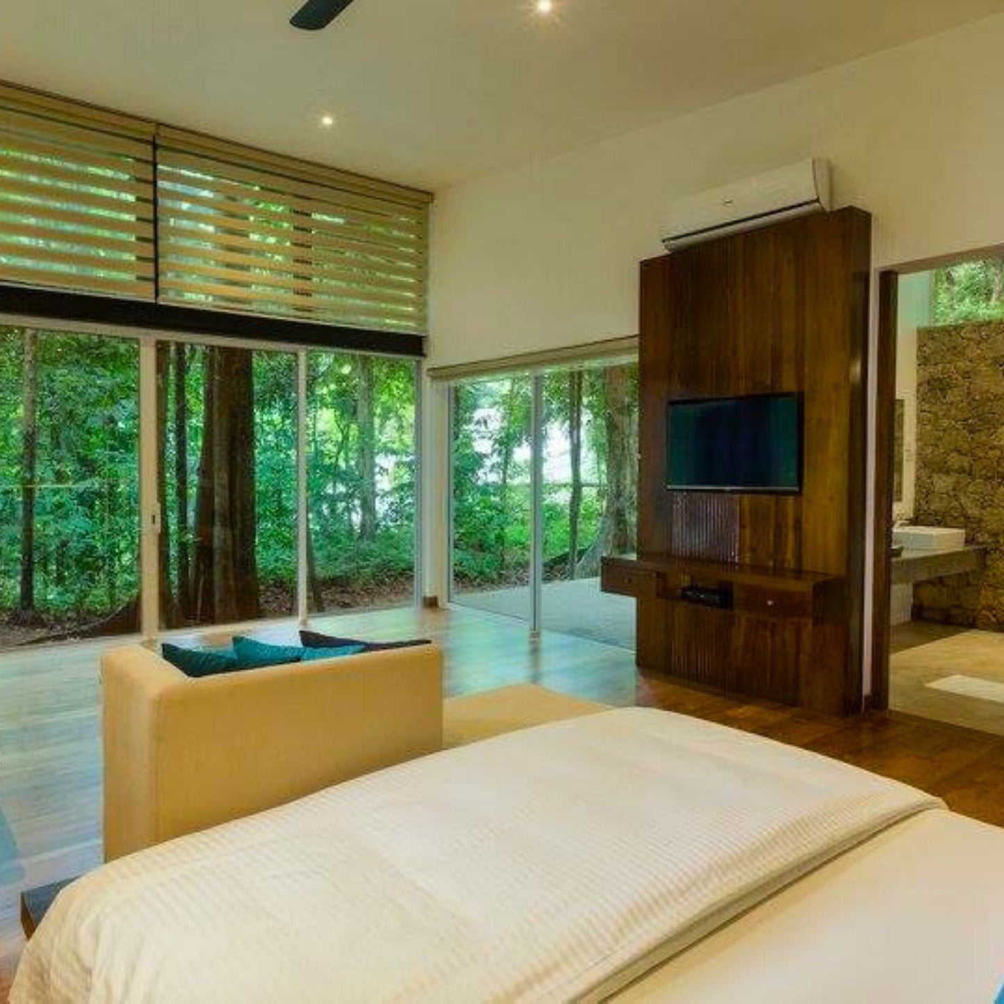 2 or 3 Luxury days with 5-star experience in the middle of a rainforest: luxury suite + jacuzzi for 2 people