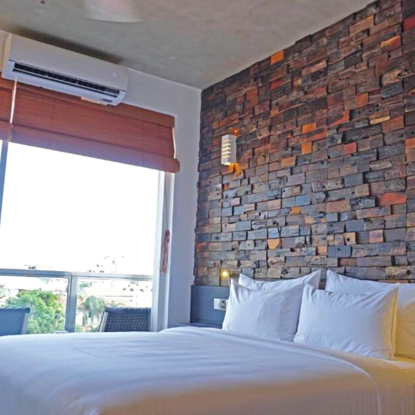 Day-stay package for 2 people: Deluxe room, 3-course meals, rooftop bar with a sea view & pool with a Jacuzzi