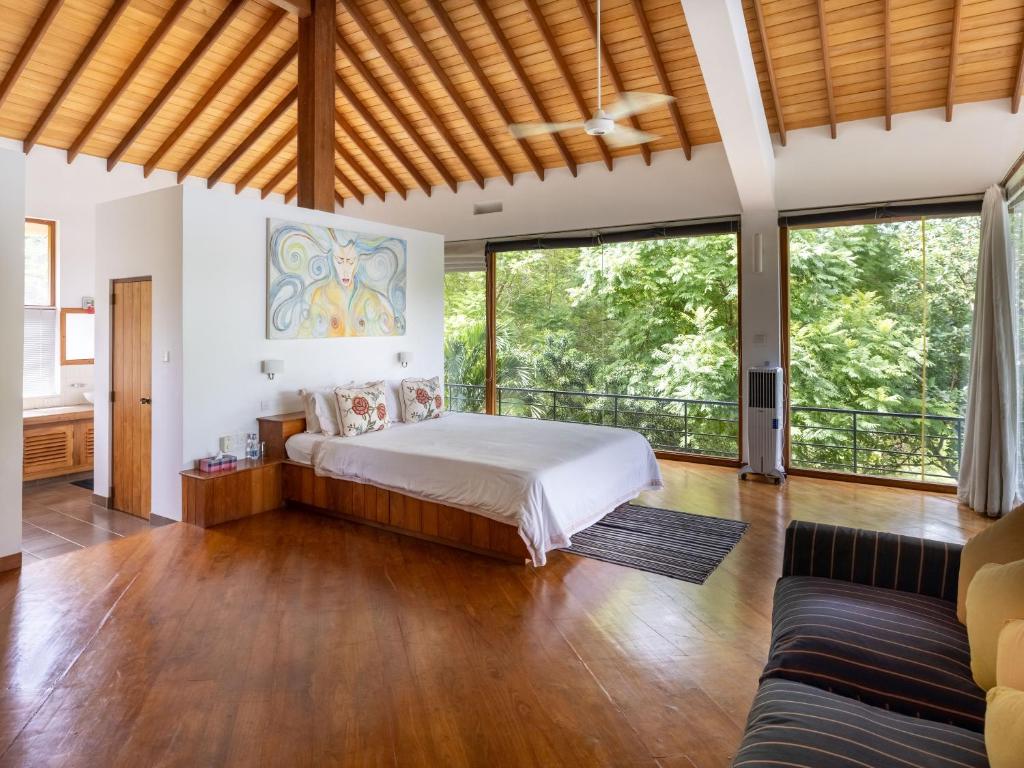 1 Night and 2 Days Stay for 8 people with Breakfast, Scenic Views and Luxurious Rooms - The Glasshouse Victoria Villa, Kandy | Feelo